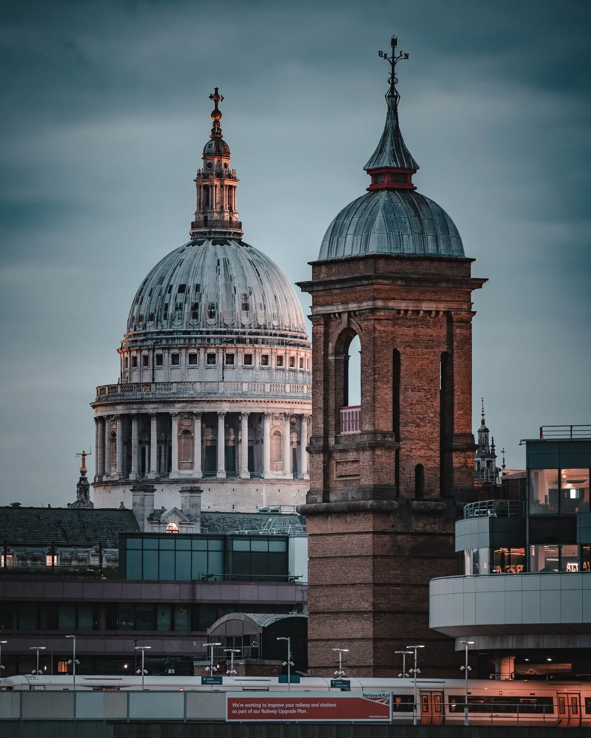 Zoom vs stałka: jak i kiedy używać obiektywów o stałej ogniskowej, aby osiągnąć wyjątkową ostrość?