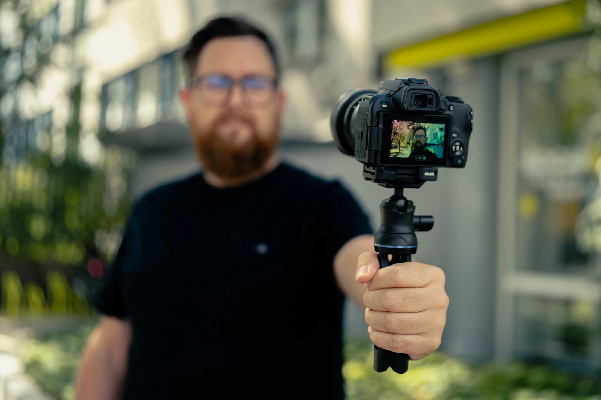 Lekki i jasny obiektyw dla vloggera: czym nagrywać dynamiczne wideo i vlogging z ręki?